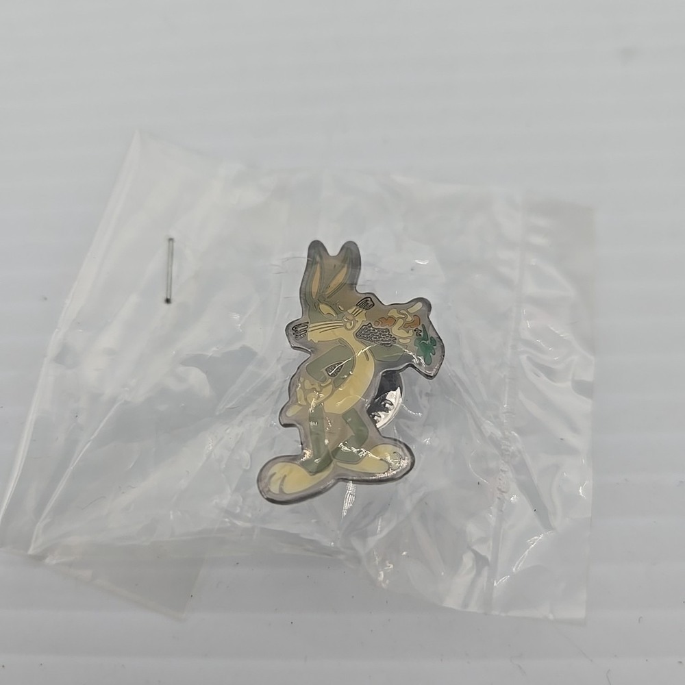 Vintage Warner Bros Looney Tunes Bugs Bunny Eating Carrot Lapel Hat‎ Pin